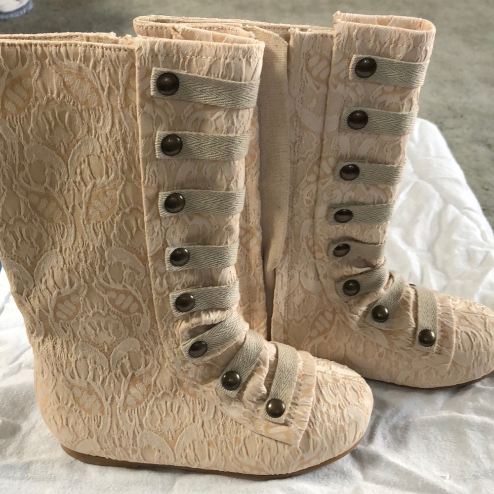 Never worn Joyfolie boot